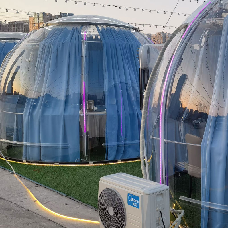 Vandeniui atsparus viešbutis „Glamping Bubble Tent House“.